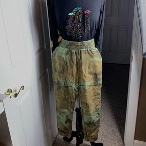 🛑SOLD🛑 Levi’s fatigue/Camo pants